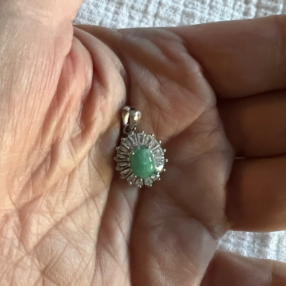 World Class 1.7 ctw Emerald Necklace - Picture 2 of 7